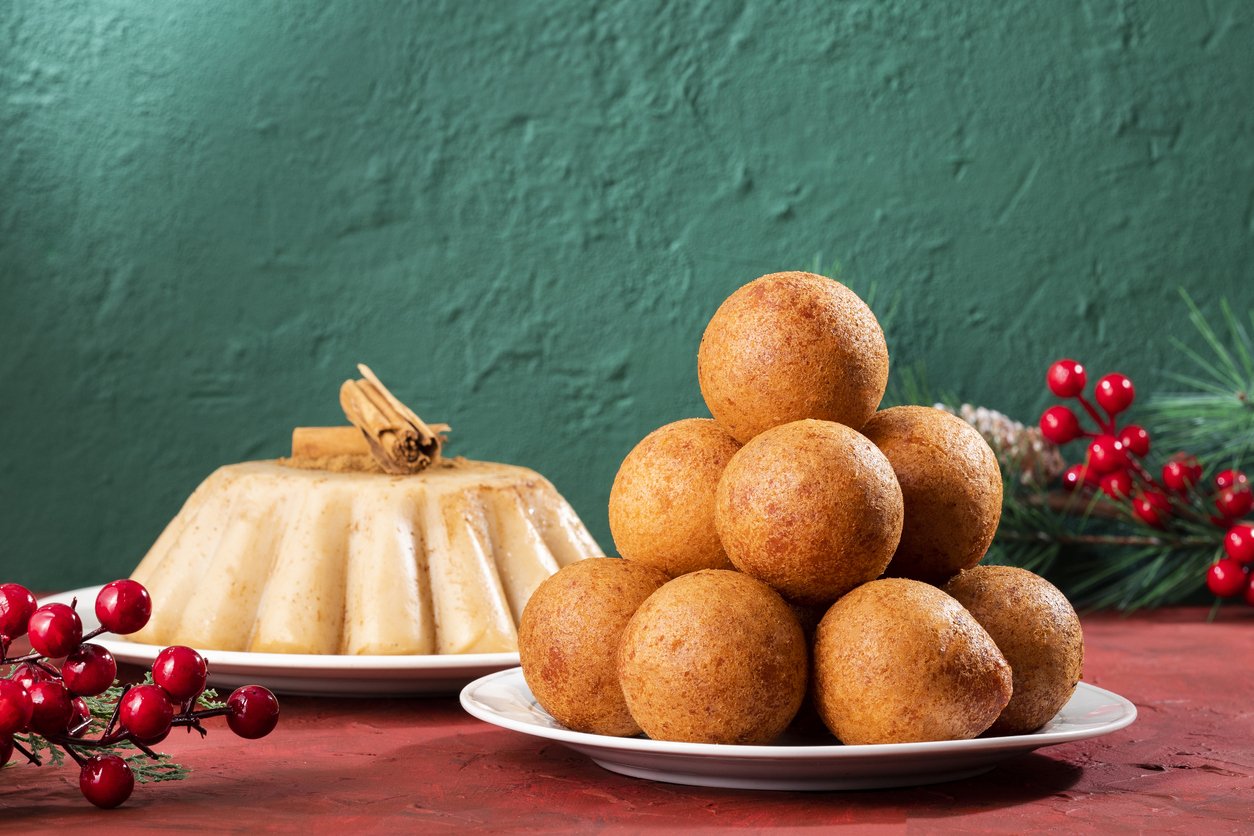 Buñuelos and natilla, delicious Colombian combination