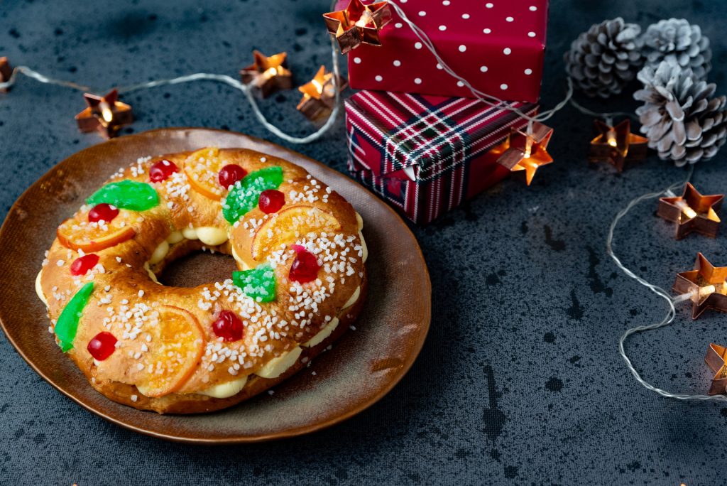 Roscón de reyes and gifts to celebrate the day of the three wise men.